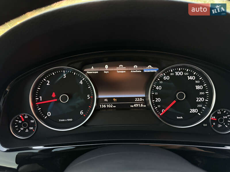 Позашляховик / Кросовер Volkswagen Touareg 2015 в Радивиліві