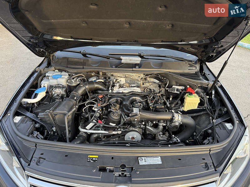 Позашляховик / Кросовер Volkswagen Touareg 2015 в Радивиліві