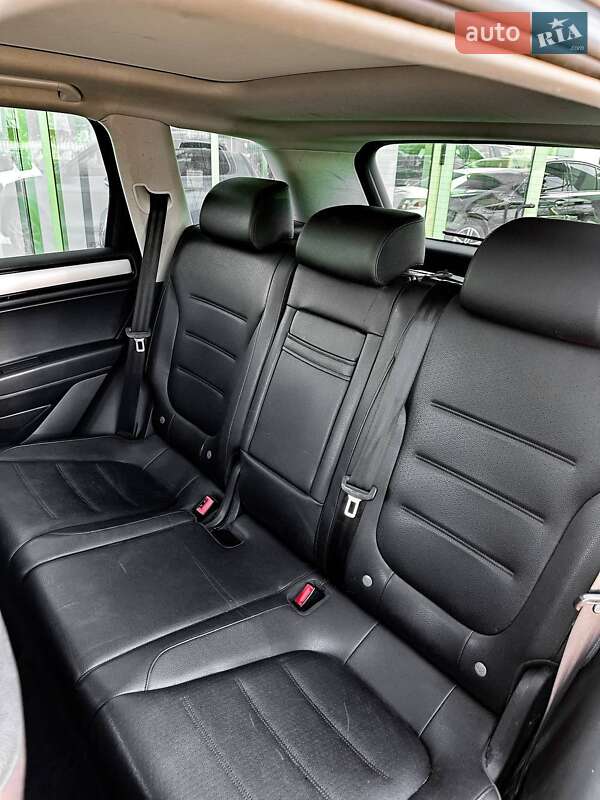 Внедорожник / Кроссовер Volkswagen Touareg 2011 в Николаеве