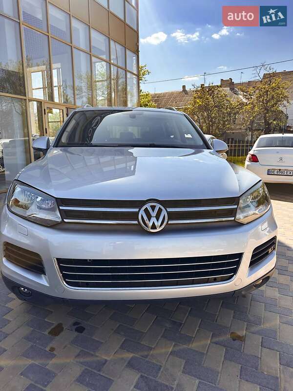 Внедорожник / Кроссовер Volkswagen Touareg 2011 в 