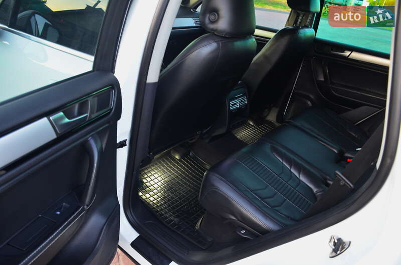 Позашляховик / Кросовер Volkswagen Touareg 2014 в Дніпрі