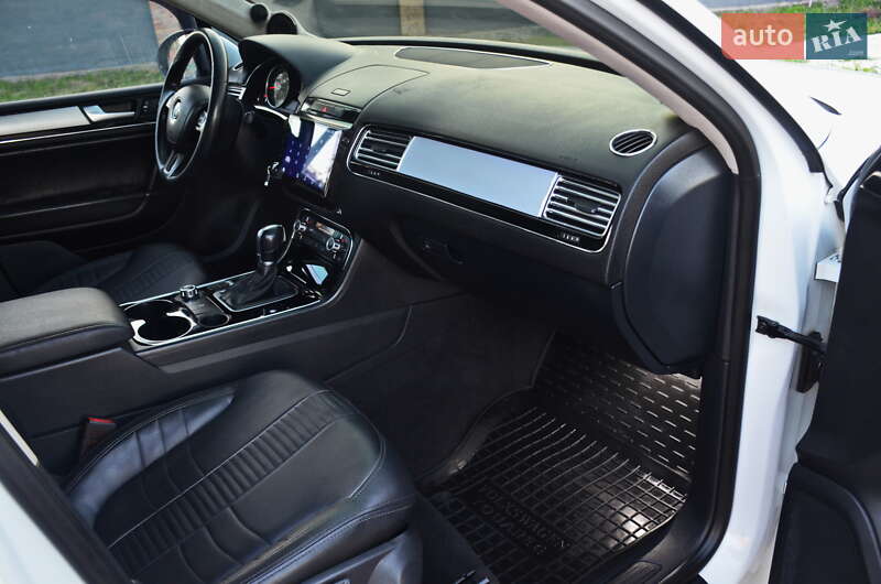 Позашляховик / Кросовер Volkswagen Touareg 2014 в Дніпрі