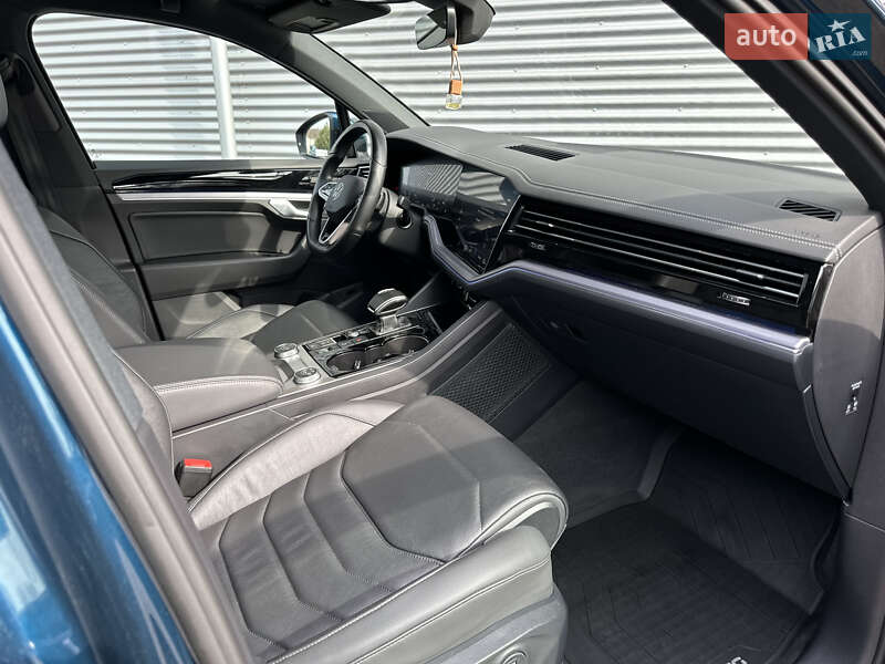 Позашляховик / Кросовер Volkswagen Touareg 2021 в Рівному