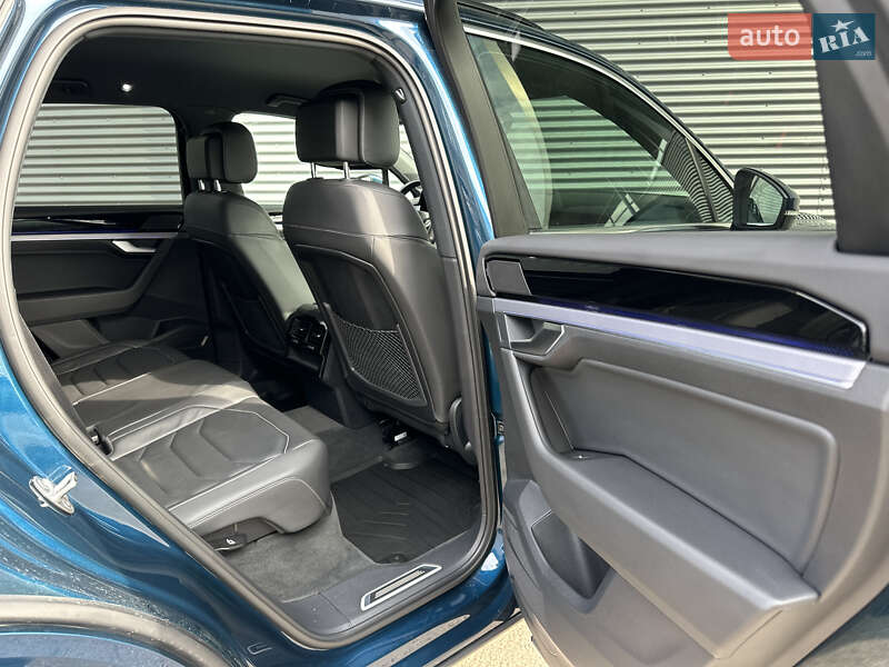 Позашляховик / Кросовер Volkswagen Touareg 2021 в Рівному
