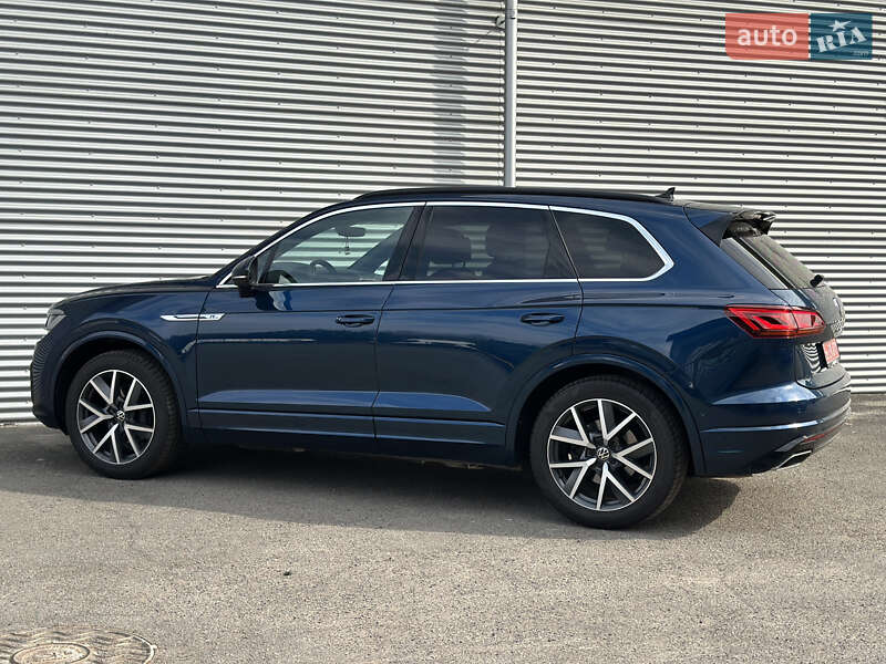 Позашляховик / Кросовер Volkswagen Touareg 2021 в Рівному