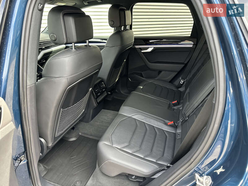 Позашляховик / Кросовер Volkswagen Touareg 2021 в Рівному