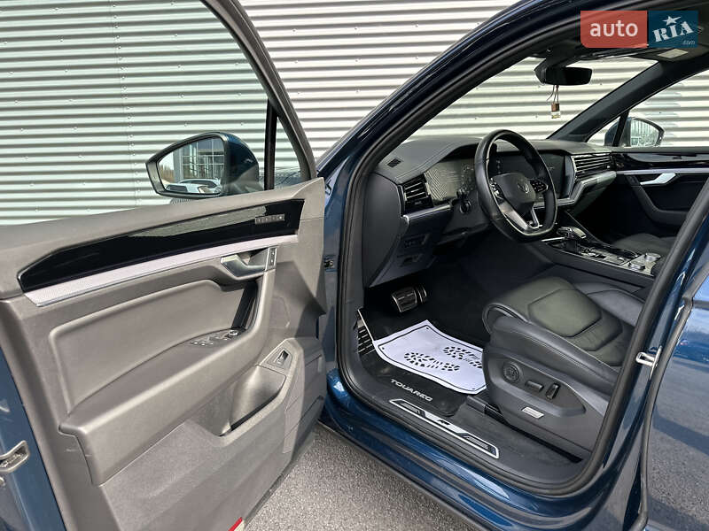 Позашляховик / Кросовер Volkswagen Touareg 2021 в Рівному