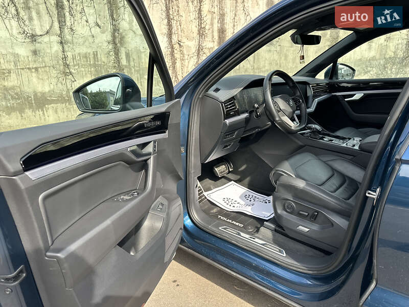 Позашляховик / Кросовер Volkswagen Touareg 2021 в Рівному