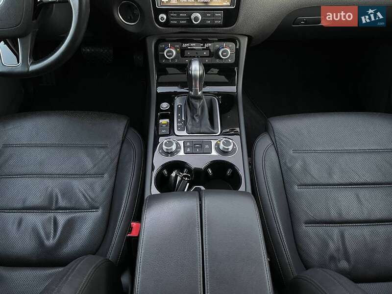 Внедорожник / Кроссовер Volkswagen Touareg 2016 в Житомире