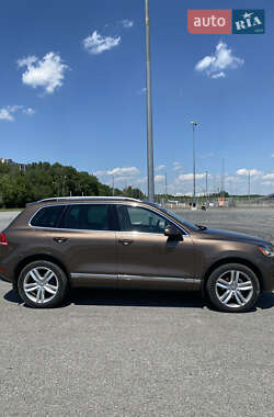 Внедорожник / Кроссовер Volkswagen Touareg 2014 в Львове
