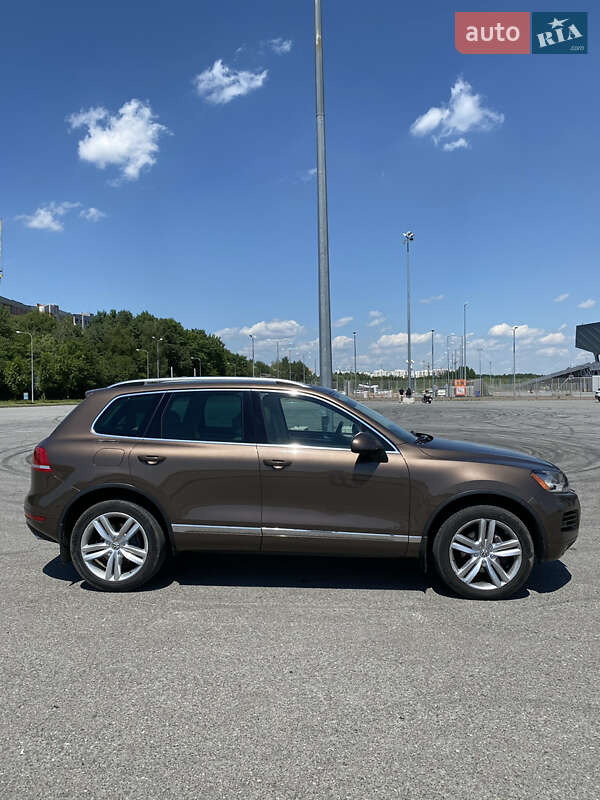 Позашляховик / Кросовер Volkswagen Touareg 2014 в 