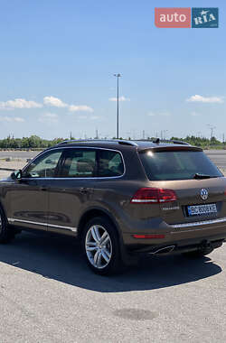 Позашляховик / Кросовер Volkswagen Touareg 2014 в 