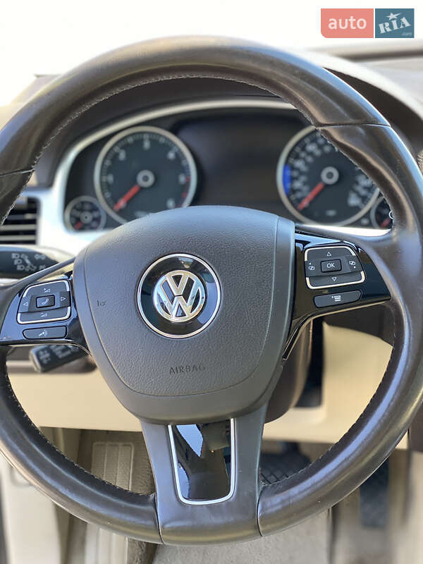 Позашляховик / Кросовер Volkswagen Touareg 2014 в Львові