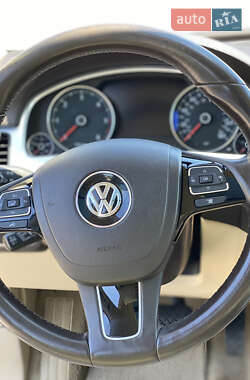 Позашляховик / Кросовер Volkswagen Touareg 2014 в 