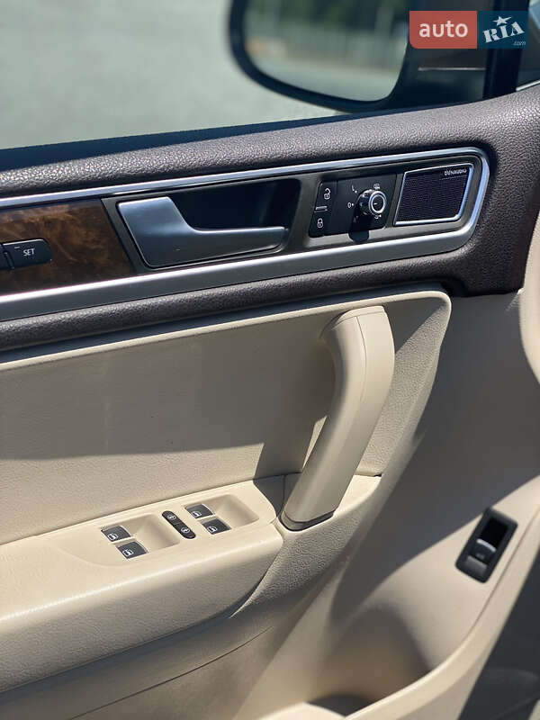 Позашляховик / Кросовер Volkswagen Touareg 2014 в Львові