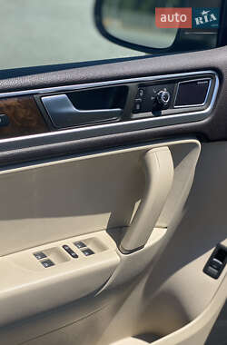 Позашляховик / Кросовер Volkswagen Touareg 2014 в 