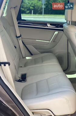 Позашляховик / Кросовер Volkswagen Touareg 2014 в 