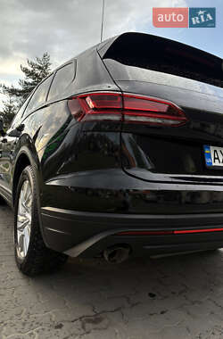 Позашляховик / Кросовер Volkswagen Touareg 2020 в 
