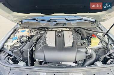 Позашляховик / Кросовер Volkswagen Touareg 2012 в 