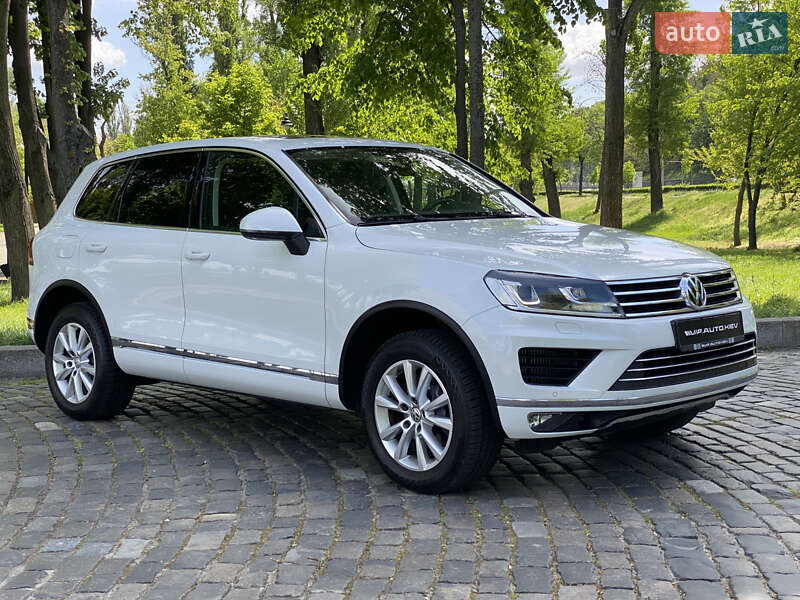 Позашляховик / Кросовер Volkswagen Touareg 2015 в Києві