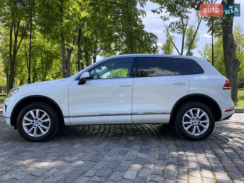 Позашляховик / Кросовер Volkswagen Touareg 2015 в Києві