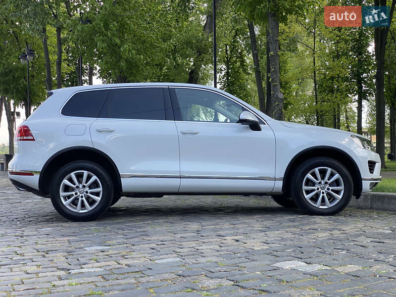 Позашляховик / Кросовер Volkswagen Touareg 2015 в Києві