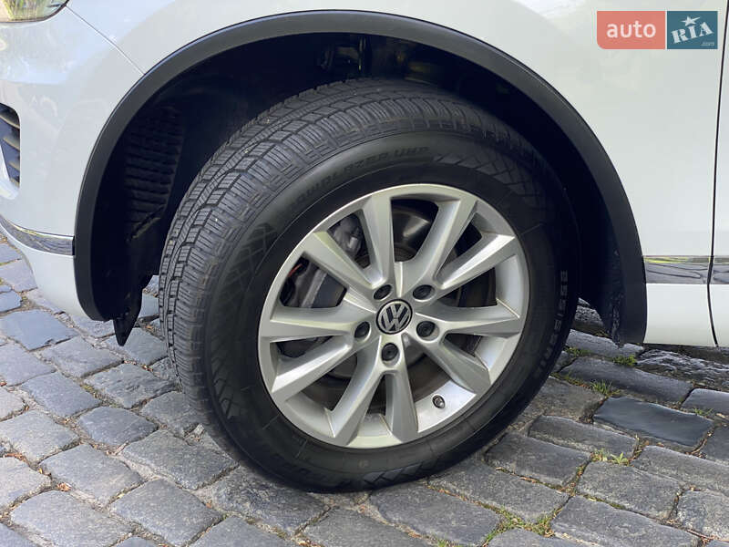 Позашляховик / Кросовер Volkswagen Touareg 2015 в Києві