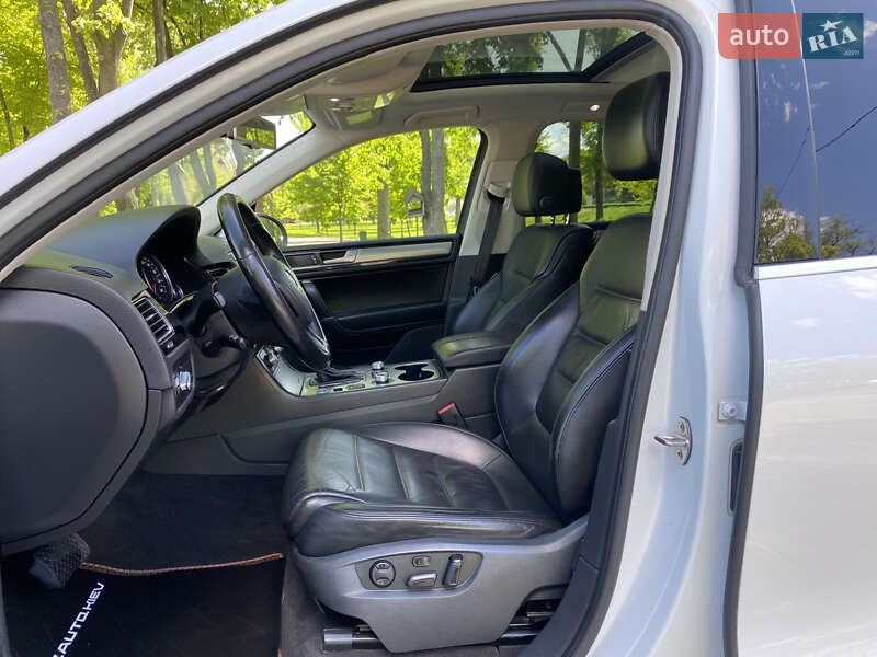 Позашляховик / Кросовер Volkswagen Touareg 2015 в Києві