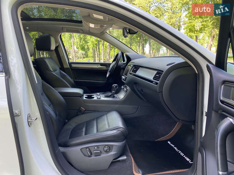 Позашляховик / Кросовер Volkswagen Touareg 2015 в Києві