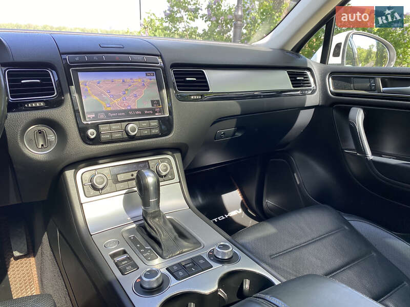Позашляховик / Кросовер Volkswagen Touareg 2015 в Києві