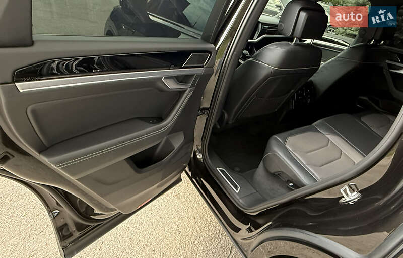Позашляховик / Кросовер Volkswagen Touareg 2019 в Дніпрі