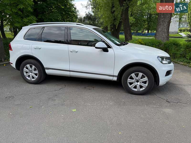 Внедорожник / Кроссовер Volkswagen Touareg 2014 в Киеве