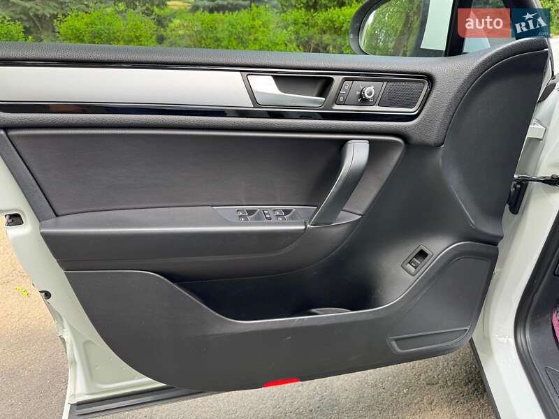 Внедорожник / Кроссовер Volkswagen Touareg 2014 в Киеве