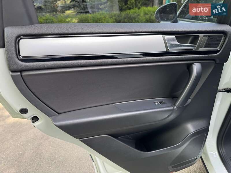Внедорожник / Кроссовер Volkswagen Touareg 2014 в Киеве