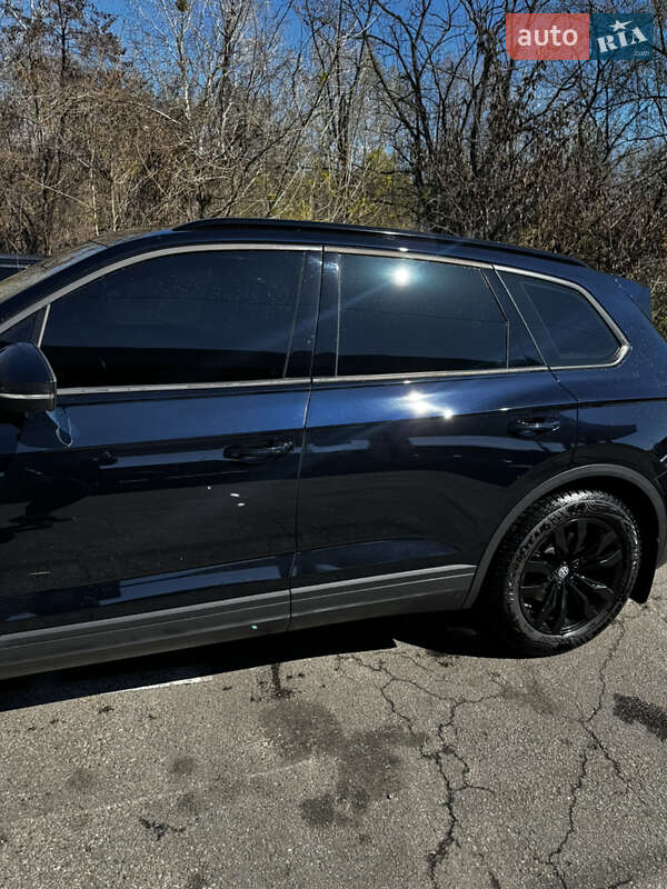 Позашляховик / Кросовер Volkswagen Touareg 2021 в Києві