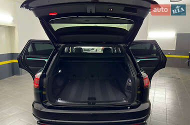 Внедорожник / Кроссовер Volkswagen Touareg 2019 в 
