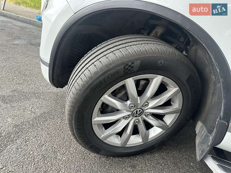 Внедорожник / Кроссовер Volkswagen Touareg 2014 в Одессе