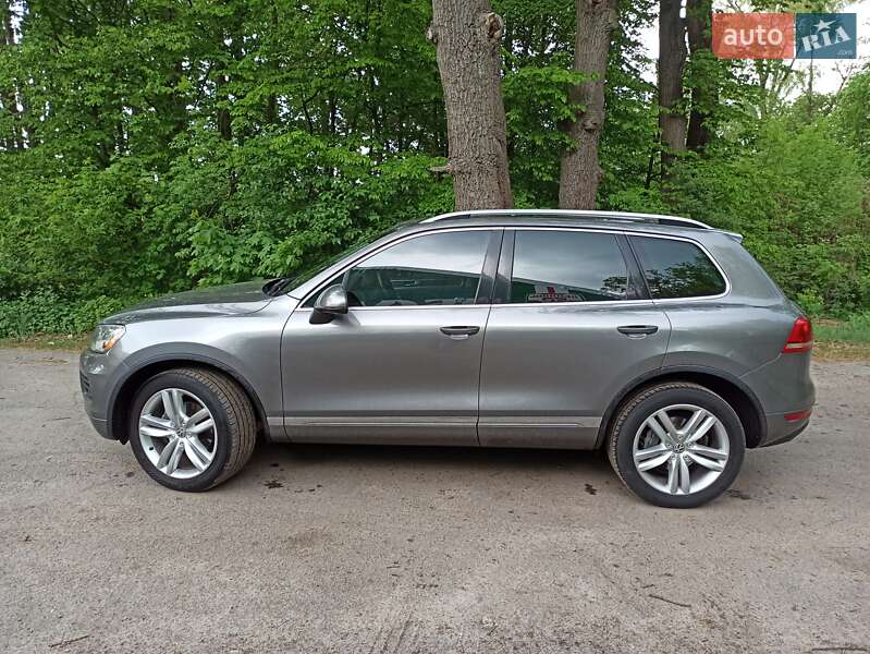 Позашляховик / Кросовер Volkswagen Touareg 2012 в Києві