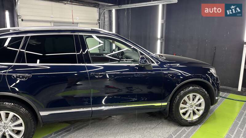 Позашляховик / Кросовер Volkswagen Touareg 2015 в Запоріжжі