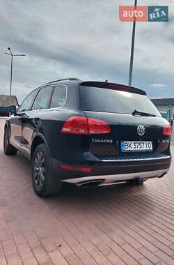 Внедорожник / Кроссовер Volkswagen Touareg 2011 в 