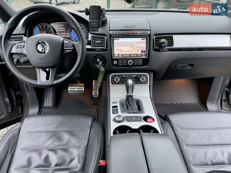 Внедорожник / Кроссовер Volkswagen Touareg 2016 в Сумах