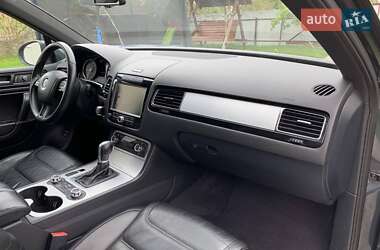 Позашляховик / Кросовер Volkswagen Touareg 2011 в 