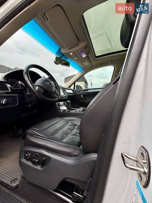 Внедорожник / Кроссовер Volkswagen Touareg 2015 в Киеве