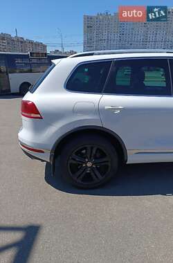 Позашляховик / Кросовер Volkswagen Touareg 2016 в 