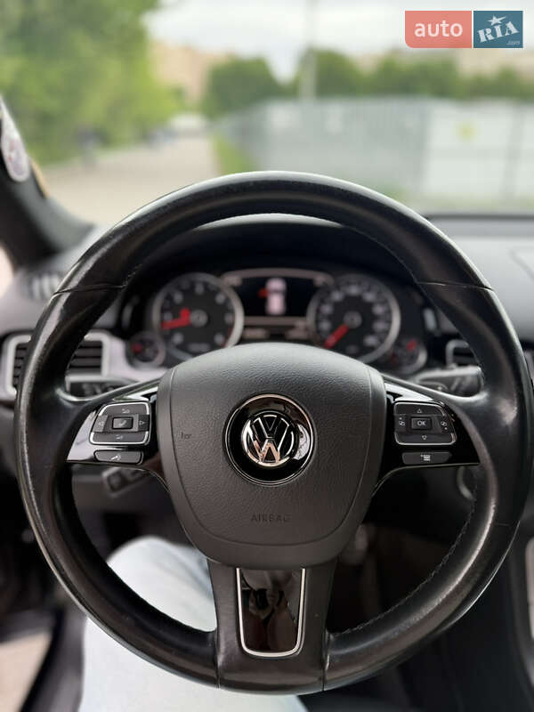 Позашляховик / Кросовер Volkswagen Touareg 2014 в Вінниці