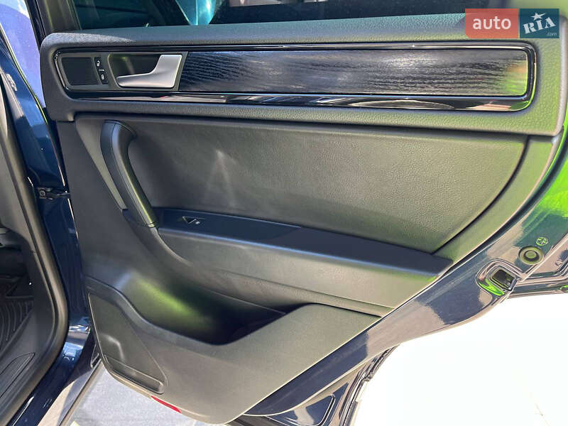 Позашляховик / Кросовер Volkswagen Touareg 2013 в Києві