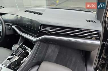 Внедорожник / Кроссовер Volkswagen Touareg 2018 в 