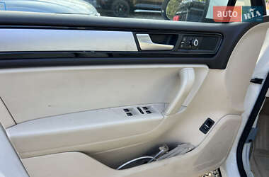 Позашляховик / Кросовер Volkswagen Touareg 2011 в 