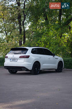 Внедорожник / Кроссовер Volkswagen Touareg 2018 в 