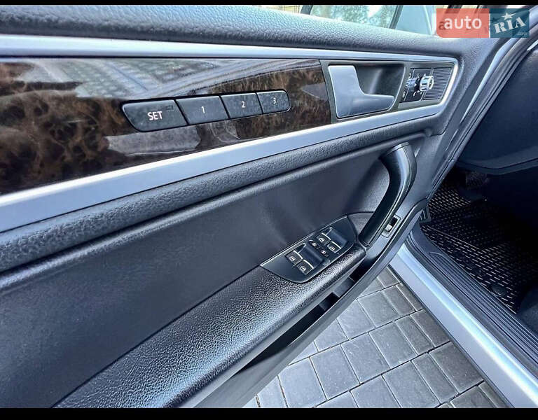 Внедорожник / Кроссовер Volkswagen Touareg 2012 в Фастове